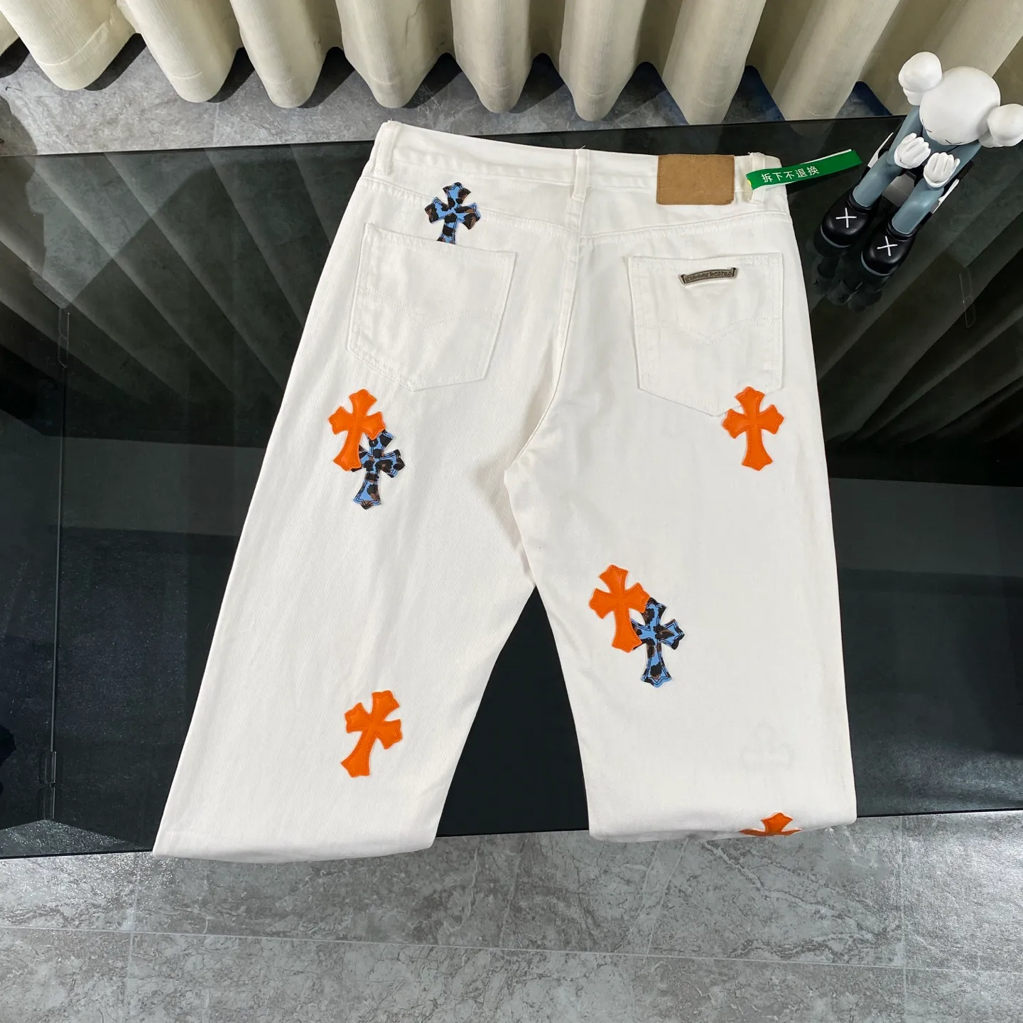 P240 CH Chromehearts 2025 new St.barth limited CH red and blue leopard print cross patchwork leather jeans. Top ceiling quality. Styles with different washed textures are very friendly to people with thin legs and thick legs. The straight and loose version is very flattering to the leg shape. The moderate length is timeless and easy to match. It is the basis of various styles. It is a must-have in the wardrobe! The fabric is stiff but also makes the upper body soft without losing texture. The washing process is even more perfect. It is a must-have item for everyone! ! ! Washed wheat, hang tag, pants label, three complete labels, color: white, size: 28, 30, 32, 34